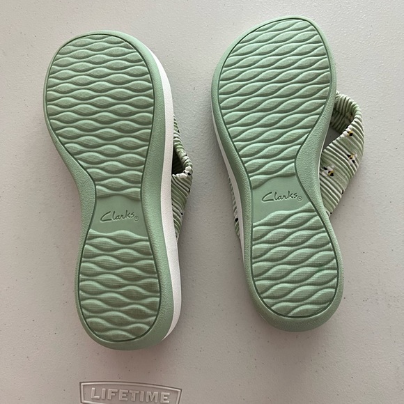 Clark size 8 green bumblebee sandals - Picture 3 of 6